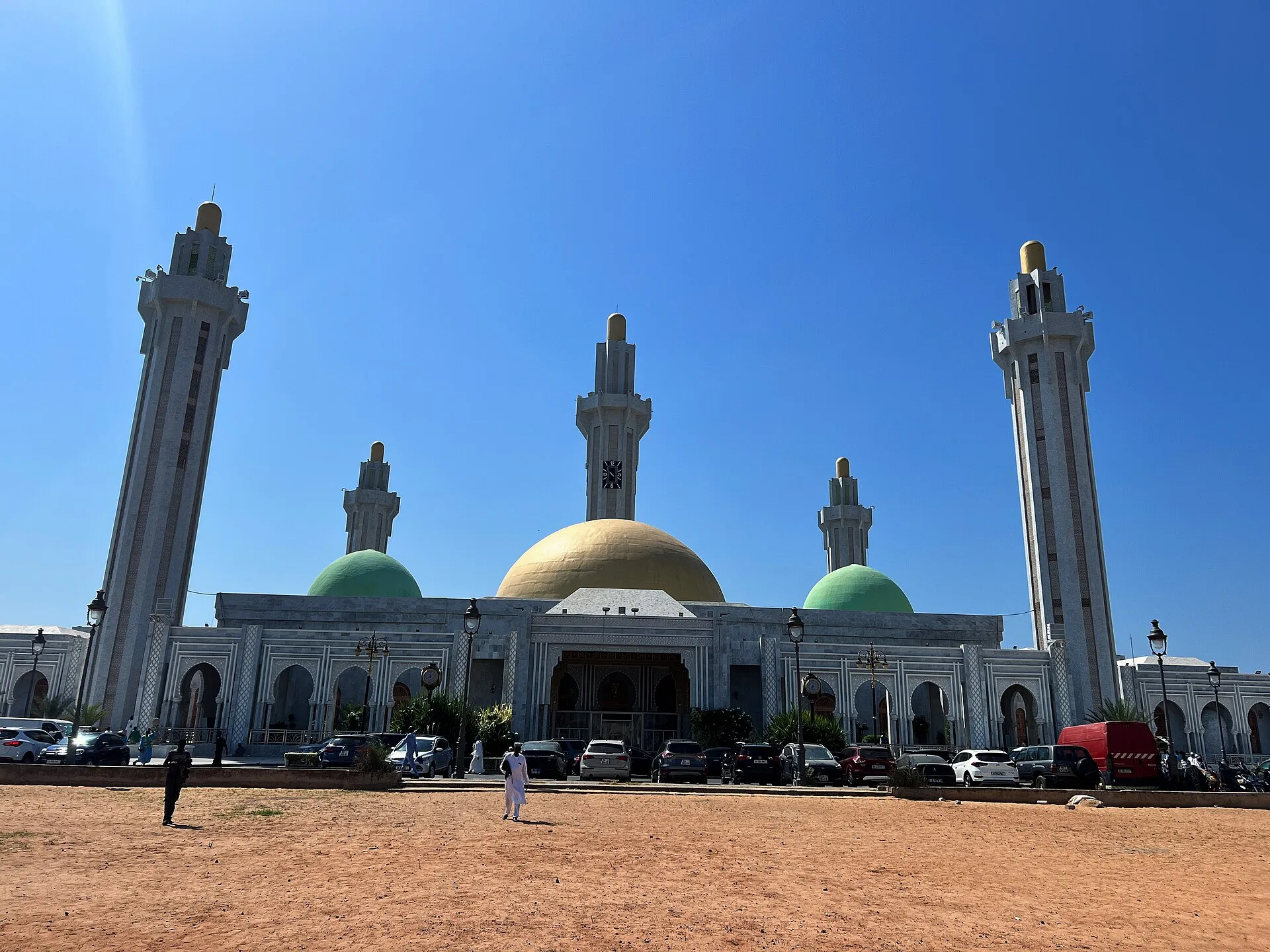 Façade d'une grande mosquée aux minarets élancés