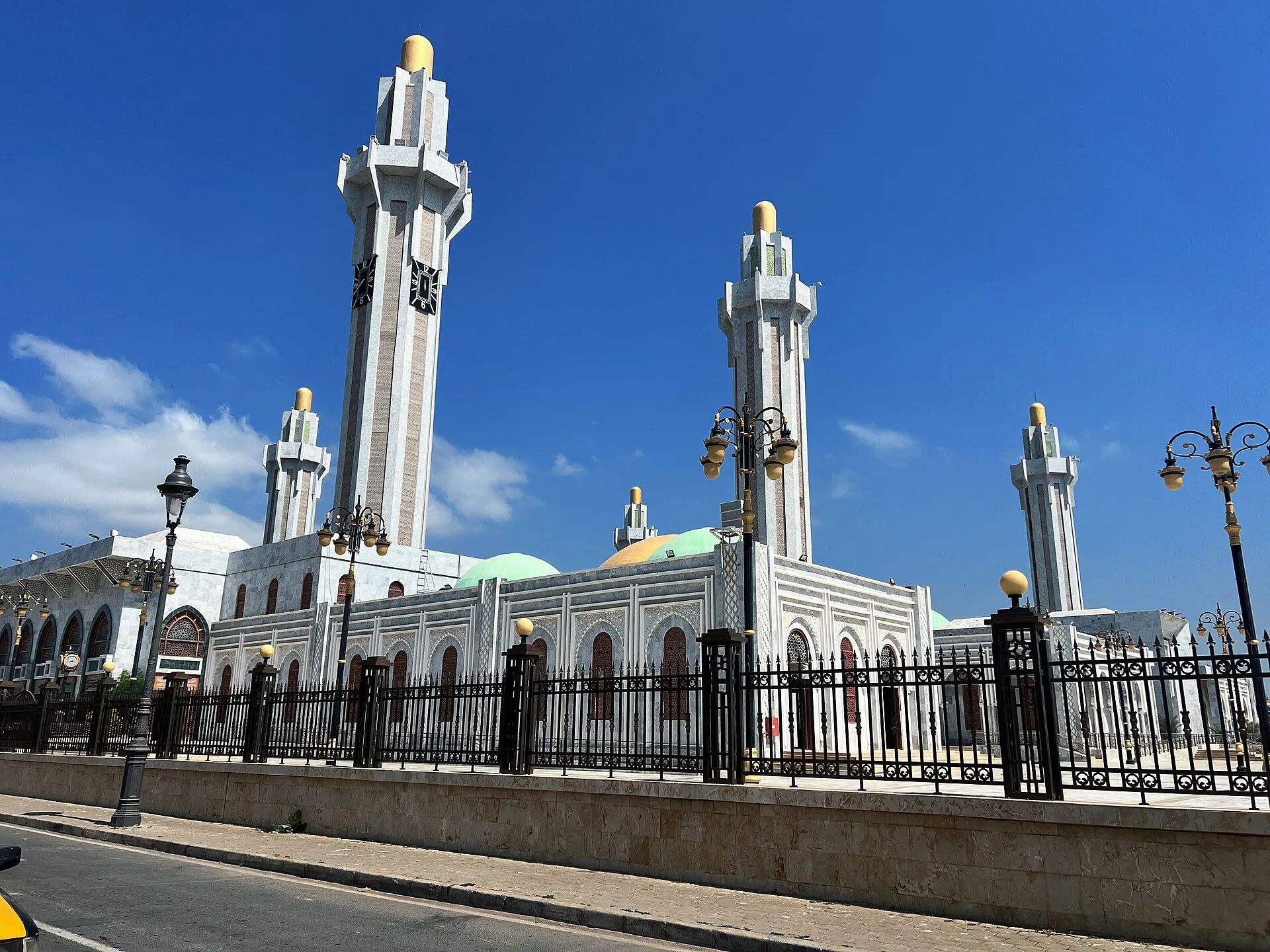Grande mosquée aux minarets blancs sous un ciel bleu
