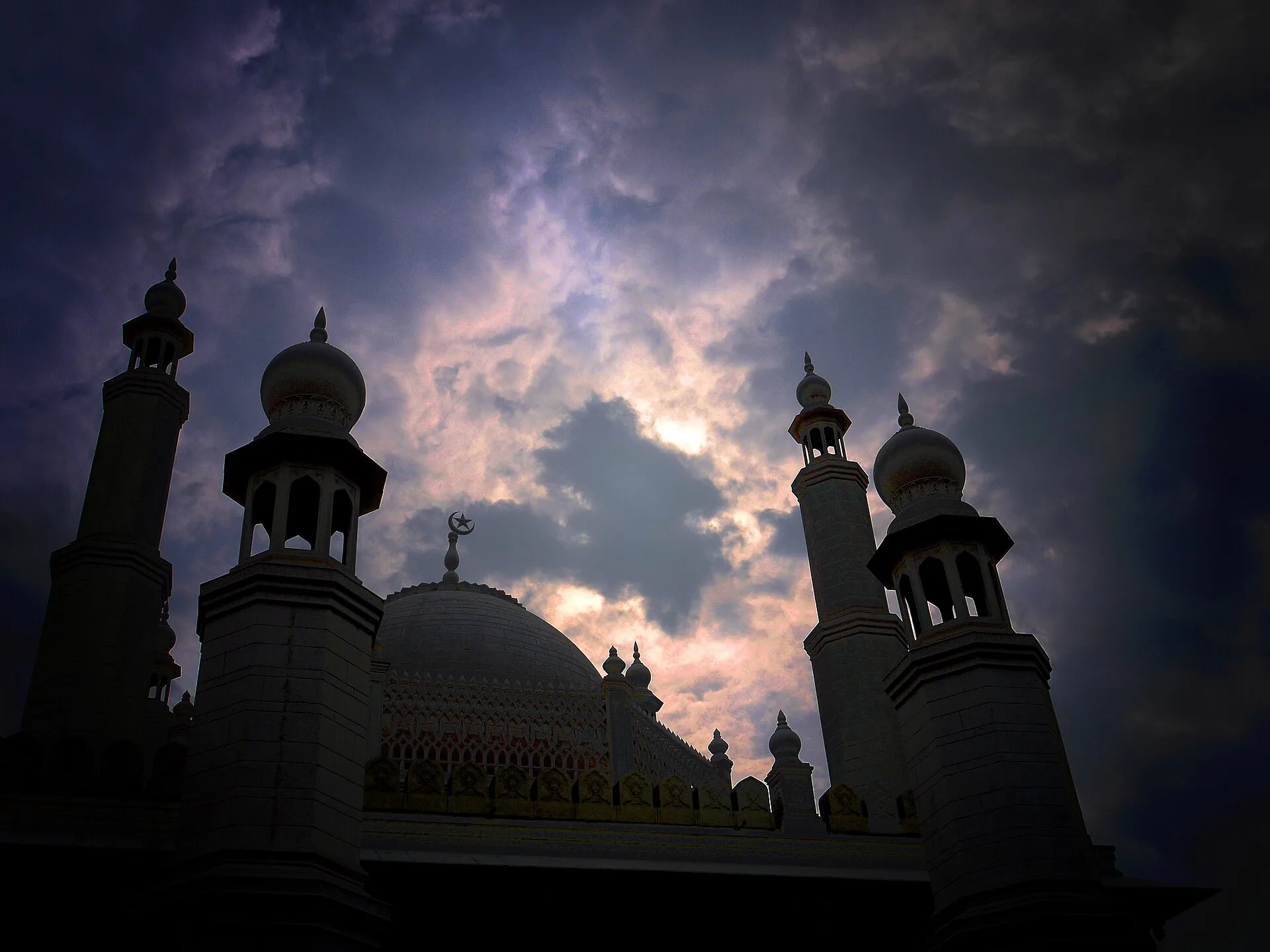 Silhouettes de coupoles et de minarets au coucher du soleil