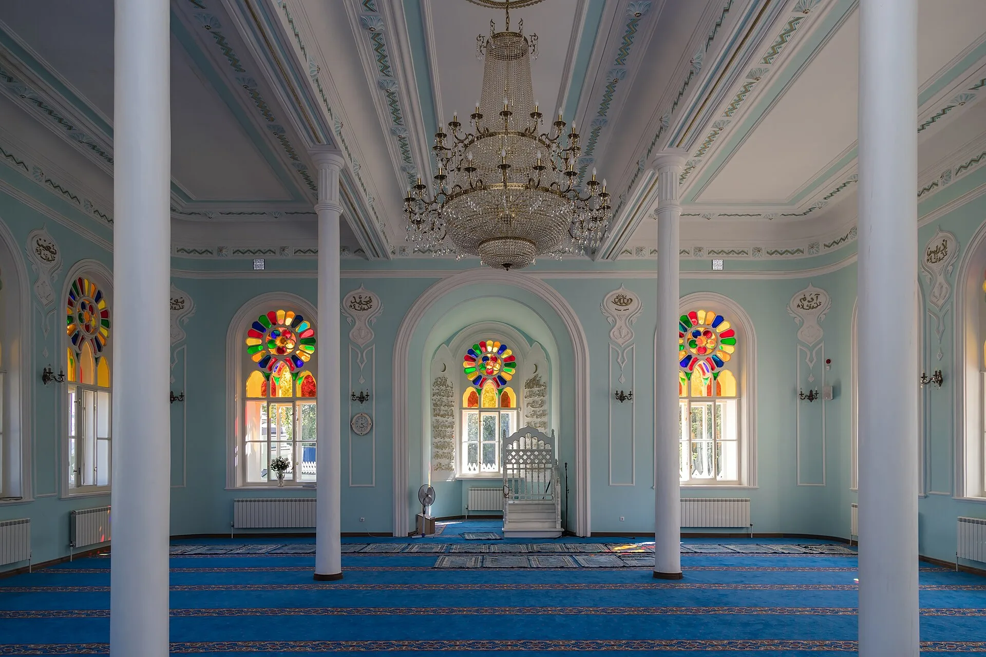 Intérieur lumineux d'une mosquée
