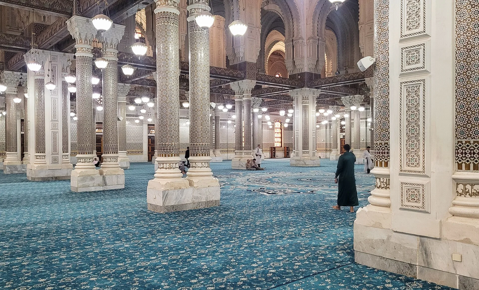 Salle de prière aux colonnes et arcades finement décorées